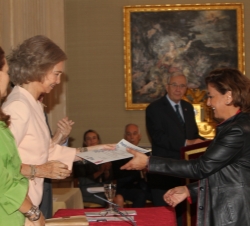 Entrega del Premio a la Acción Magistral. La Reina entrega el diploma a la Mención de Honor a la Acción Magistral en la Categoría de Educación Infanti